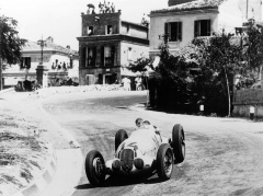 V srpnu 1937 zaznamenal ve voze Mercedes-Benz W 125 druhé místo v závodě Coppa Acerbo v Peskaře.
