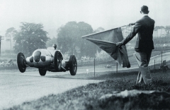 GP Anglie v Donningtonu v roce 1937, Manfred von Brauchitsch jasně dokazuje jaké to byly bohatýrské časy závodů se Stříbrnými šípy (W 125).