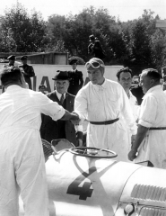 11. 9. 1938 těsně před startem Velké ceny Itálie na závodním okruhu v Monze.