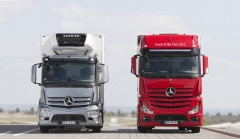 Mercedes-Benz Antos (vlevo) a Actros, Truck of the Year 2012