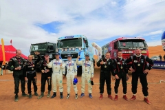 Stupně vítězů OiLibya Maroco 2013 – kategorie T4 – kamiony: uprostřed 1. místo: Elisabete Jacinto (MAN), vlevo Kees Koolen 2. místo (Ginaf), vpravo 3. místo Robert Jan Szutkowski (Tatra).