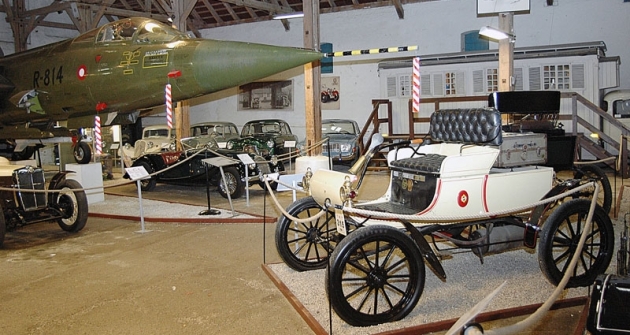 Hlavní hala muzea,  vpravo jednoválec Oldsmobile 1903, vlevo F-104G Starfighter ve společnosti osobních automobilů