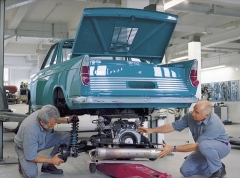 Montáž motoru do kupé při renovaci (BMW Mobile Tradition)
