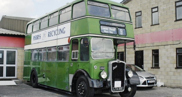 Bristol K-Series, širší typ KSW s motorem Gardner 6LW a karoserií ECW v Haynesově automobilovém muzeu (1953)