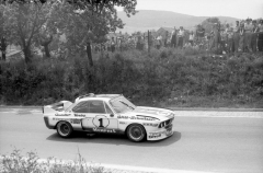 BMW Schnitzer 3.5 CSL odpadl z vedení pro poruchu motoru (1975; Quester/Krebs)