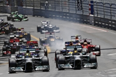 Po startu v Monaku jsou vozy Mercedes-AMG W04 ve vedení, Rosberg (vlevo) vyhrál