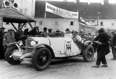 Závod do vrchu Königsaal-Jilowischt (Zbraslav-Jíloviště) u Prahy, 5. 5. 1930. Rudolf Caracciola na startu ve voze Mercedes-Benz SSK, pozdější vítěz kategorie sportovních vozů s motorem do 8 l.