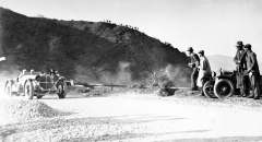 Památný závod Mille Miglia 1931 – Caracciola se Sebastianem projíždí sedlem Raticosa.