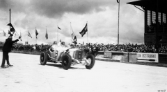 Rudolf Caracciola a Wilhelm Sebastian vítězí v Grand Prix Deutschland 1931 na okruhu Nürburgring.