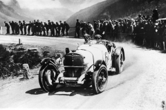 Závody do vrchu Klasenpass 1930 – Caraciola vítězem v kategorii sportovních automobilů, vůz Mercedes-Benz SSK.