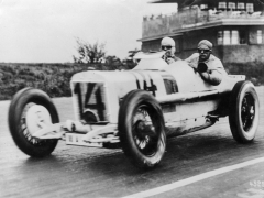 Velká cena Německa 11. 7. 1926 – první velké vítězství Rudolfa Caraccioly. Vůz: dvoulitrový osmiválec s kompresorem Mercedes (startovní číslo 14), spolujezdec Eugen Saltzer.