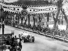 Závod do vrchu Königsaal-Jilowischt (Zbraslav-Jíloviště) u Prahy, 5. 5. 1930. Rudolf Caracciola na startu ve voze Mercedes-Benz SSK, pozdější vítěz kategorie sportovních vozů s motorem do 8 l.