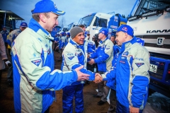 Šéf týmu Kamaz Master, Vladimír Čagin, představil prezidentu Tatarstánu Rustamu Minichanovi každého pilota týmu osobně. Zde favorita z největších Edouarda Nikolajeva.