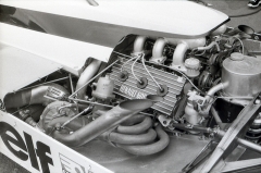 Šestiválec Renault 1492 cm3 bi-turbo o výkonu 382 kW (520 k)/10 500 min-1 v podvozku Renault Elf RE30 na Velké ceně Francie v Dijonu (1981)