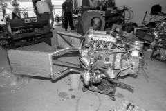 Ferrari F1-86 s dvojicí chladičů stlačovaného vzduchu měl původně dvě turbodmychadla v rozevření válců V6/120°, později však na obou bocích (1986)