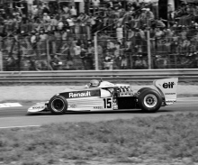 Jean-Pierre Jabouille (Renault RS01) byl prvním jezdcem nové éry turbo (ani jednou ze čtyř startů 1977 nedojel; snímek z Monzy)