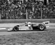 Jean-Pierre Jabouille (Renault RS01) byl prvním jezdcem nové éry turbo (ani jednou ze čtyř startů 1977 nedojel; snímek z Monzy)