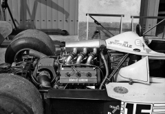 První šestiválec Renault Gordini F1 byl přeplňovanou a zmenšenou verzí úspěšného dvoulitru z nižší kategorie F2; debutoval v sezoně 1977 (Renault RS01)