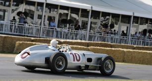 Stirling Moss opět za volantem v Goodwoodu 2013 (Mercedes-Benz W196 z roku 1954)