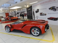 Ferrari F150 La Ferrari, první hybridní silniční vůz značky; vpředu maketa ve skutečné velikosti (codename Manta; květen 2011)