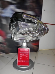 Motor 056/K (2008) poslední generace F1 do loňska používaných osmiválců (objem 2398 cm3), jejichž vývoj byl po léta předpisy zastaven