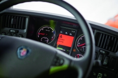 Aktivácia správy na displeji vozidla a varovný akustický signál je prvým upozornením pre vodiča.