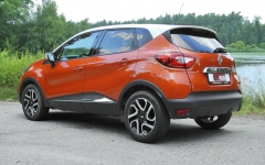 Nový Captur patří do nejnovější generace vozů Renault, což prozrazuje i čelní stěna, připomínající Clio; navíc dynamický vzhled podtrhuje dvoubarevné lakování