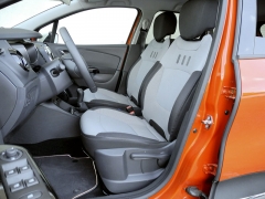 Náznakově anatomicky tvarovaná přední sedadla jsou manuálně seřiditelná, řidičovo i svisle