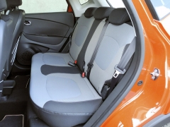 Podélně posuvná zadní sedadla s bezpečnostními pásy i opěrkami hlav pro tři osoby mají dělená opěradla sklopná na společný sedák