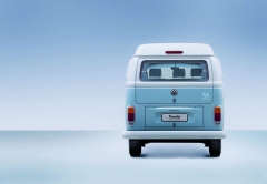 Dvoubarevné provedení evo­kuje dobu počátků výroby VW Kombi v Brazílii.