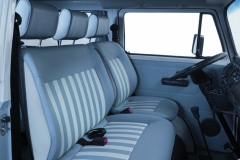 Interiér je zcela mimořádný - sedadla jsou potažená speciálním vinylem s kédry v modrém odstínu „Atlanta Blue“ a dvoubarevnými proužky.
