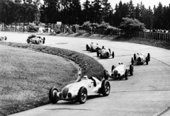 Velká cena Německa, 25. 7. 1937 – Nürburgring – Caracciola ve voze Mercedes-Benz W 125, startovní číslo 12.