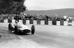 Ve Velké ceně Švýcarska, 20. 8. 1939, skončil Rudolf Caracciola na druhém místě, za vítězným Hermannem Langem a před třetím Manftredem von Brauchitschem (všichni na vozech Mercedes-Benz W 154).