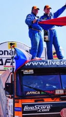 Radost v cíli Africa Eco Race 2014 – jen díky Ing. Tomáši Tomečkovi je značka Tatra pořád vítězná.