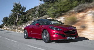 Dvoumístné kupé  Peugeot RCZ R je vrcholem nabídky sportovních vozů  se lvem ve znaku