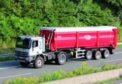 Zemědělský tahač Mercedes-Benz Actros 1846 4x4 s třínápravovým návěsem Bandit může být původcem vyšší efektivity práce ve smíšeném provozu, na poli či na staveništi.