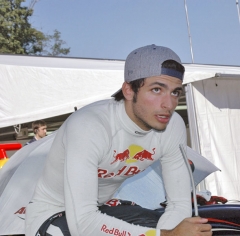 Carlos Sainz jr. (MW Arden; celkově desátý), syn mistra světových rallye