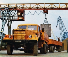 Valník KrAZ 257 s užitečnou hmotností 14 tun a motorem 194 kW (265 k), vylepšený model roku 1973