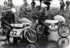Otto Rind s číslem 23 na upraveném Tatranu v Ostravě, vedle stroj Perti 50 (1970)