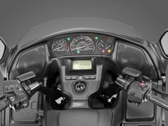 Přístrojový panel je srovnatelný s osobními automobily (zleva otáčkoměr, rychloměr a sdružený palivoměr/teploměr)