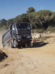 Jednostranný sklápěč na podvozku Renault Trucks K 520 Xtrem 8x4 s celkovou hmotností 45 tun