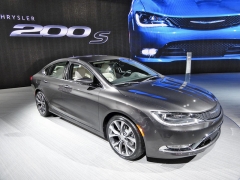 Chrysler 200 S, zcela nový sedan, nástupce minulé 200 a Sebringu