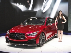 Infiniti Q50 Eau Rouge s motorem V8 (přes 368 kW/500 k) a kompozitovými díly karoserie