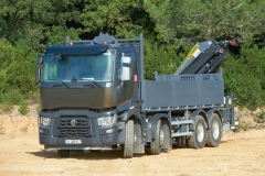 Čtyřnápravový model R8x4 řady Renault Trucks C s hydraulickou rukou na zadním čele. Příjemně ovladatelný s vysokou schopností manévrování.