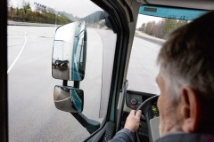 Akonáhle na klzkej vozovke vodič „pustí“ pedál akcelerátora, môže sa stať, že príves začne predbiehať ťahač – to je okamih pre Stretch Brake.