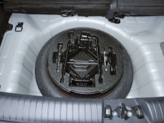 Pod podlahou zavazadlového prostoru je uloženo nouzové náhradní kolo se základním nářadím