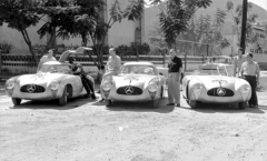 Soutěžní tým Mercedes-Benz na 3. ročníku La Carrera Panamericana, zleva: Hermann Lang, Erwin Grupp, Hans Klenk a Karl Kling a jejich 300 SL kupé, John Fitch a Eugen Geiger s jejich roadsterem 300 SL.