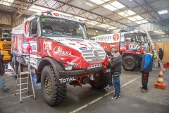 Technické přejímky před startem letošního ročníku soutěže Dakar 2014. V pozadí druhý ostrý speciál ze stáje Loprais.