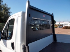 Součástí valníkové nástavby je bezpečnostní štít za kabinou, umožňující ale také přepravu a upevnění dlouhých předmětů