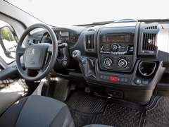 Pracoviště řidiče je zcela shodné s furgony Boxer, tedy prostorné a s možností seřídit volant i sedadlo řidiče výškově
